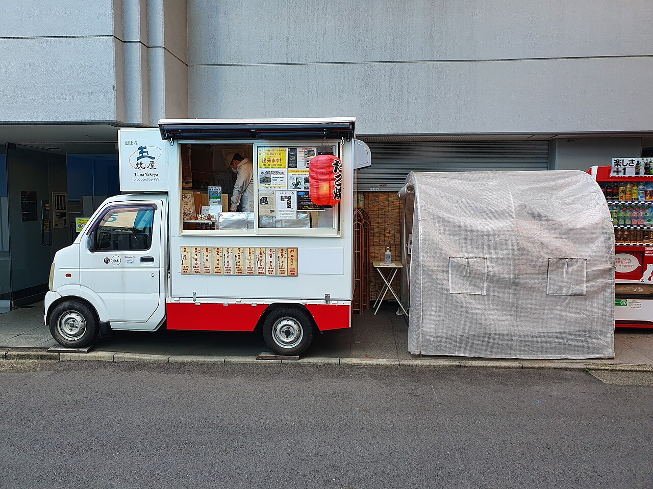 こはな商店街の角にあるたこ焼き粉花の店先